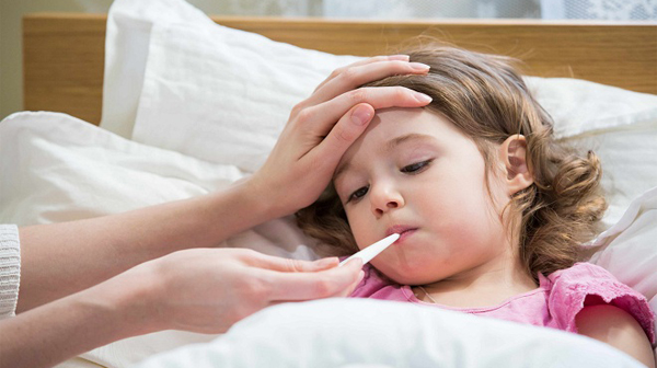Dấu hiệu nhận biết bệnh tay chân miệng, sốt xuất huyết ở trẻ